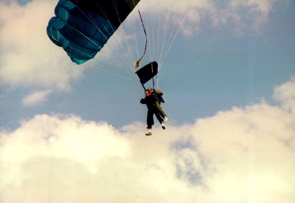 File:20151029 christian.timmig High altitude parachute jump 05  (22010800933).jpg - Wikimedia Commons